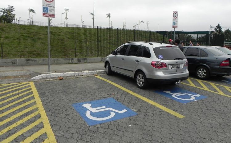  Estacionar em vaga para deficiente, por si só, não gera dano moral coletivo, entende STJ