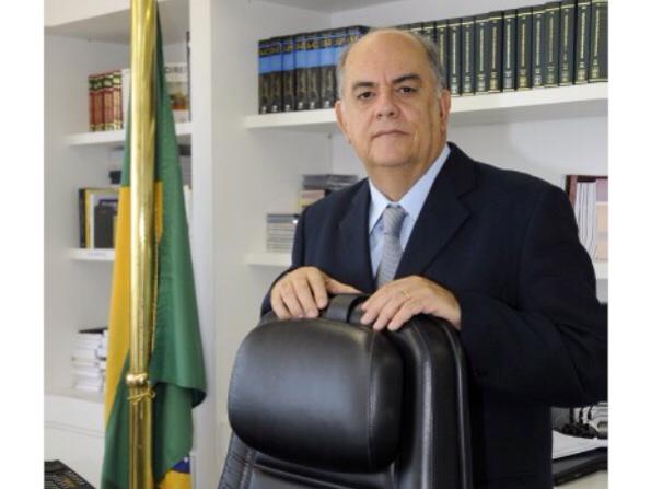  Lázaro Guimarães se aposenta do TRF5 após 31 anos de judicatura na Justiça Federal