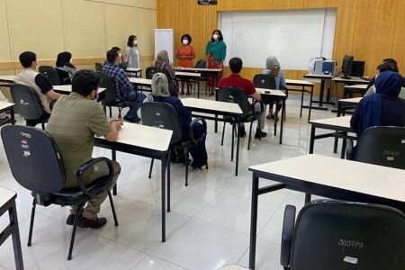  Juízas afegãs resgatadas têm aula de português em Brasília