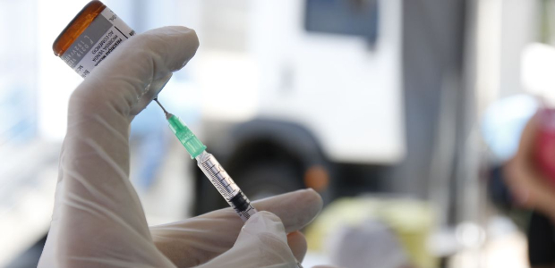  TJ-SP bloqueia bens de mulher que furou fila da 3ª dose de vacina contra Covid