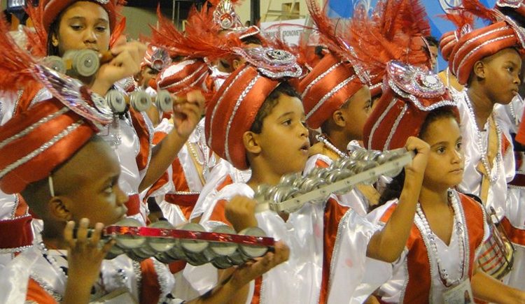 Justiça proíbe crianças em ensaios e desfiles de escolas de samba