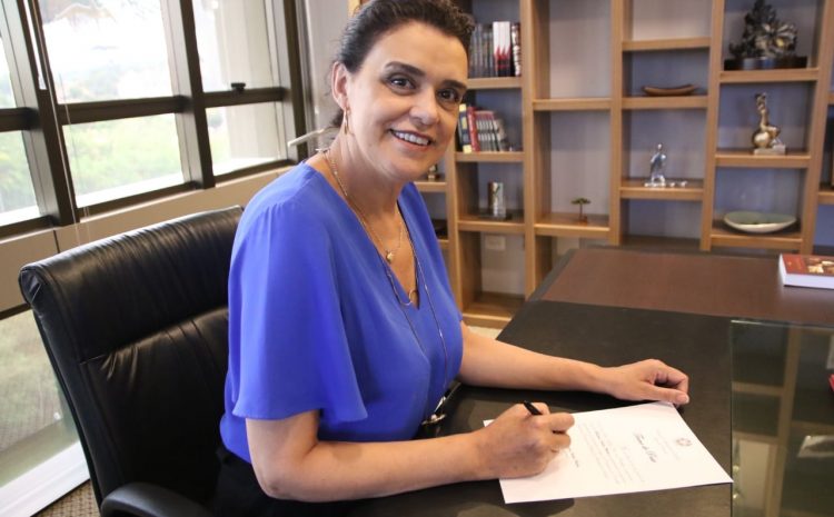  Marilena Winter inicia gestão como primeira mulher no comando da OAB Paraná