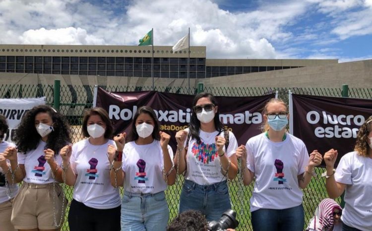  AO VIVO: STJ retoma julgamento sobre planos de saúde. Mulheres se acorrentam para defender rol exemplificativo