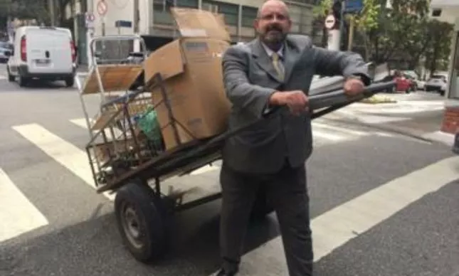  PROCURA-SE EMPREGO: Advogado de terno puxa carroça pelas ruas  para pedir ajuda
