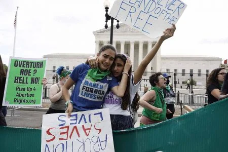  APÓS 49 ANOS EM VIGOR Suprema Corte dos EUA derruba lei federal que garante direito a aborto