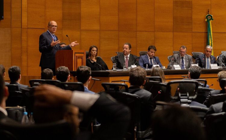  A VOZ DA EXPERIÊNCIA: Juízes devem promover defesa intransigente dos direitos fundamentais, diz Gilmar aos novatos
