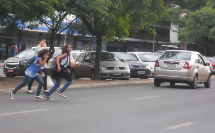  Pedestre atropelada ao violar semáforo aberto para veículos não tem direito a indenização￼￼￼
