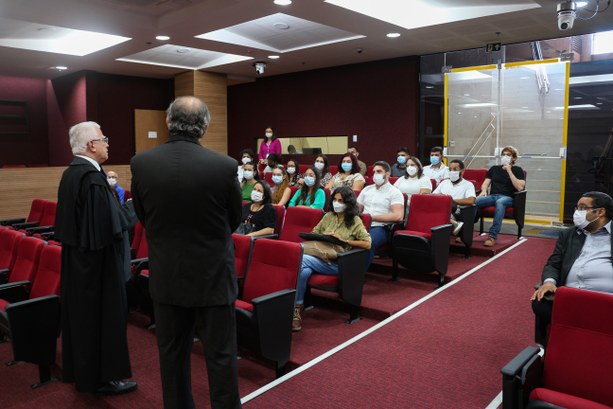  Alunos do curso de Direito da UFRN acompanham sessão plenária do TRE-RN