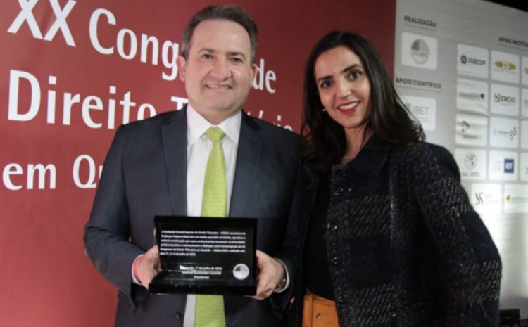  Professor Robson Maia Lins é homenageado  por contribuição ao ensino tributário brasileiro no XX Congresso da FESDT 