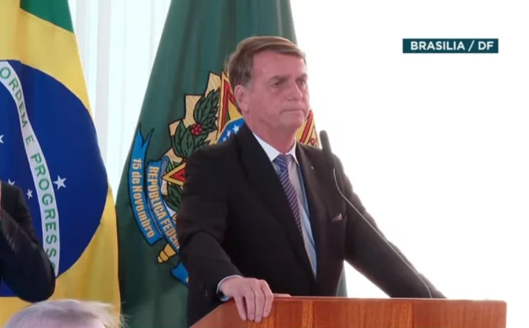  Bolsonaro volta a criticar urnas e ministros do STF e TSE em encontro com embaixadores
