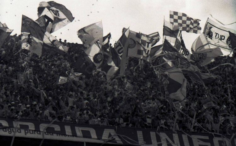  DE VOLTA APÓS 26 ANOS TJ-SP libera entrada de bandeiras com mastros em estádios de futebol