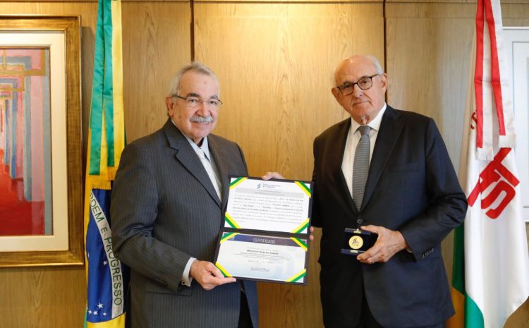  Ex-presidente do STF Nelson Jobim recebe medalha dos 80 anos da Justiça do Trabalho