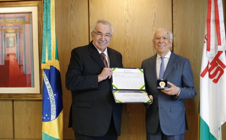  Jurista Nabor Bulhões é homenageado com a medalha dos 80 anos da Justiça do Trabalho