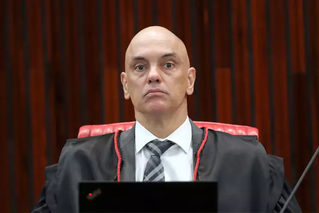  Alexandre de Moraes rejeita pedido da PGR para arquivar inquérito contra Bolsonaro