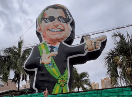  ‘MAIOR QUE OUTDOOR’: Justiça Eleitoral proíbe uso e manda apreender boneco inflável gigante de Bolsonaro em MS