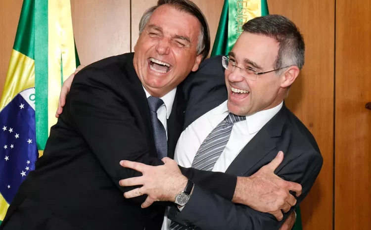  Após liberar reportagens sobre compra de imóveis, Mendonça nega pedido para investigar família Bolsonaro