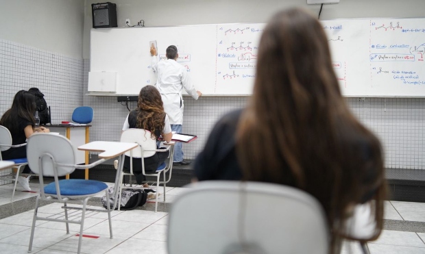  Juíza ordena que faculdade matricule aluna barrada no último semestre￼