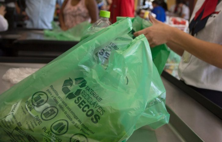 É CONSTITUCIONAL  : Supremo valida lei municipal que proíbe uso de sacolas plásticas