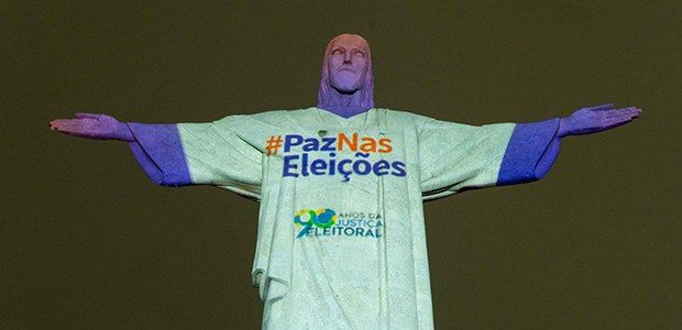  TSE veste o Cristo Redentor com camiseta da campanha pela Paz nas Eleições