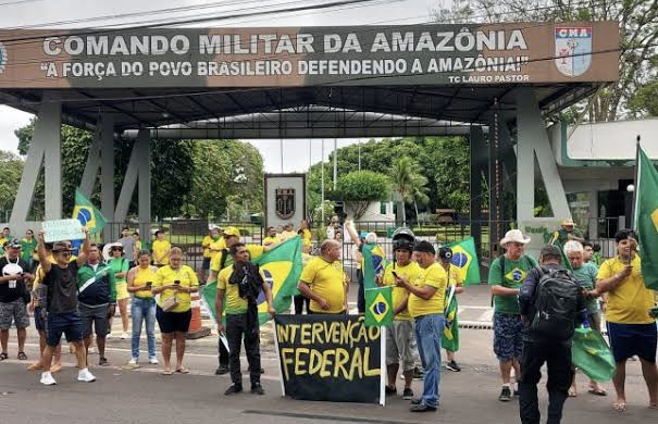  Juíza manda dispersar com ‘urgência’ ocupação de manifestantes no quartel em Manaus