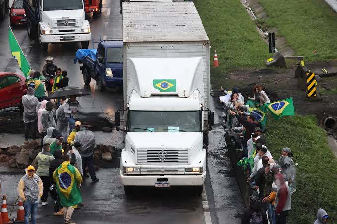  É INCONSTITUCIONAL: Tribunal local não pode reduzir eficácia de decisão do STF contra bloqueios