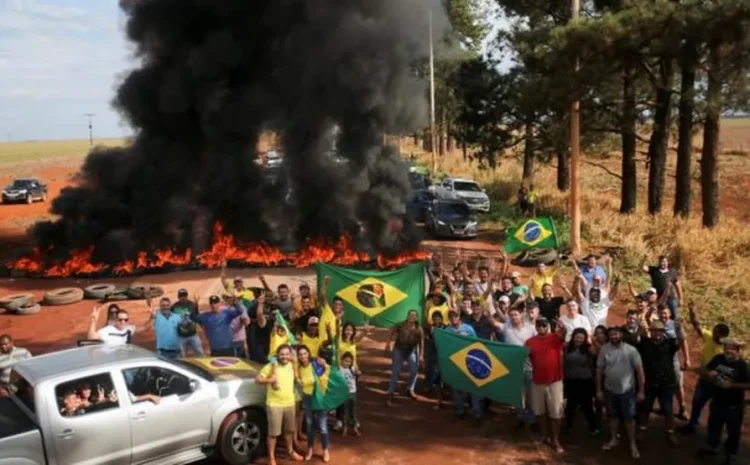  Procuradores pedem a Aras investigação sobre ‘omissão’ de Bolsonaro quanto a atos em rodovias