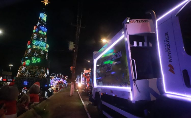  Caminhões coletores de lixo percorrem a cidade com as luzes do Natal