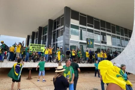  ATAQUES AOS PODERES: Manifestantes furam bloqueio e invadem Congresso, Planalto e STF