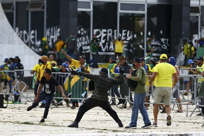  Federação Nacional dos Institutos dos Advogados repudia atos criminosos em Brasília