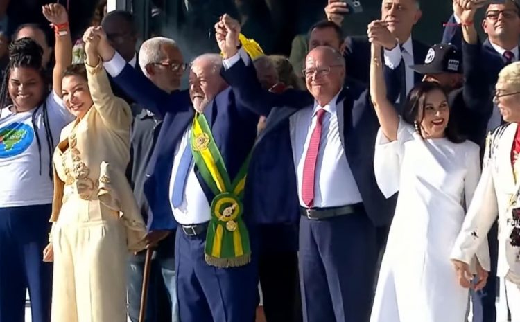  PELAS MÃOS DO ‘POVO’: Lula toma posse como presidente do Brasil e recebe faixa pela 3ª vez