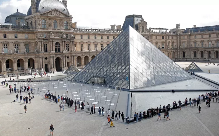  Agência deve reparar danos a empresária por falha em ingresso no Louvre