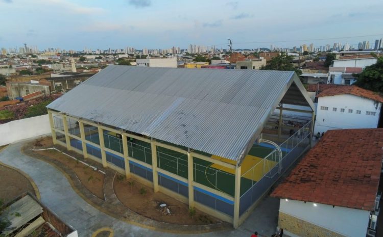  Quadra de esportes da Escola Municipal Ferreira Itajubá é entregue após revitalização