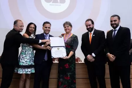  COMBATE À VIOLÊNCIA: Desembargadora Kárin Emmerich recebe honraria da CAA-MG por seu trabalho de apoio às mulheres