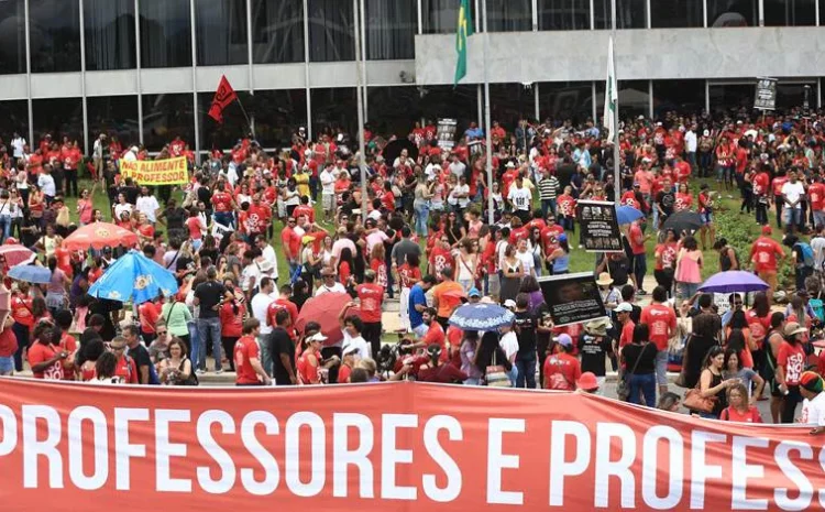  STJ suspende multa por greve de professores do DF em 2017