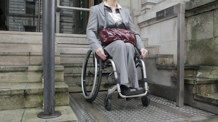  FALTA DE ACESSIBILIDADE: Advogada com deficiência será indenizada por não poder participar de audiências em fórum