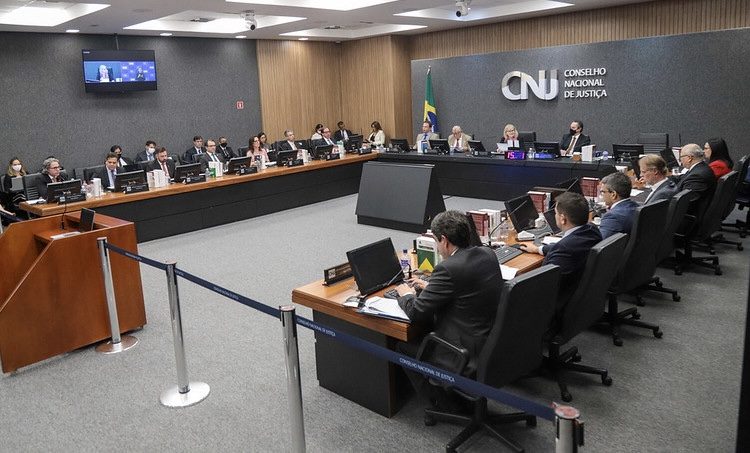  INDIFERENÇA PELO DEVER: CNJ afasta juíza que mandou servidores da vara presidir audiências e proferir sentenças