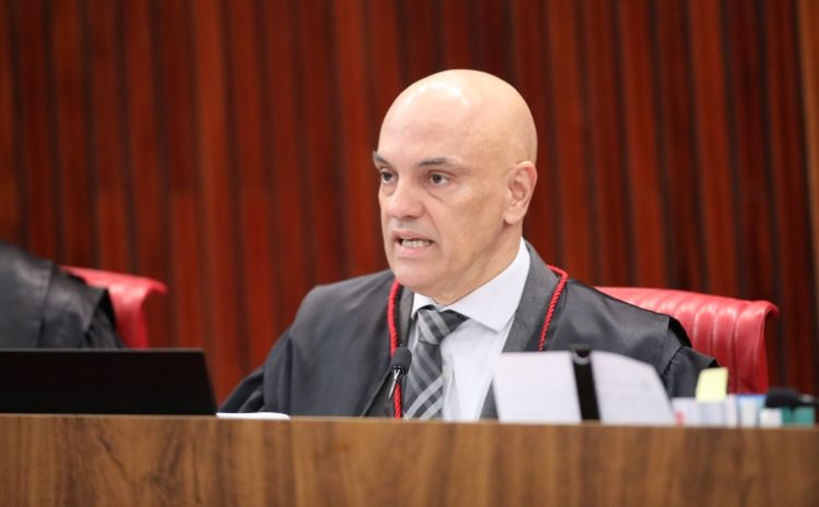  Alexandre de Moraes suspende julgamento sobre inelegibilidade de Bolsonaro no TSE