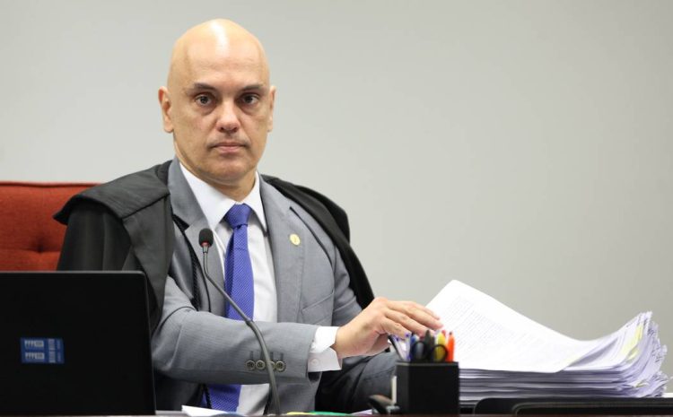  Alexandre de Moraes bloqueia perfis do influenciador Monark por falar em manipulação na eleição