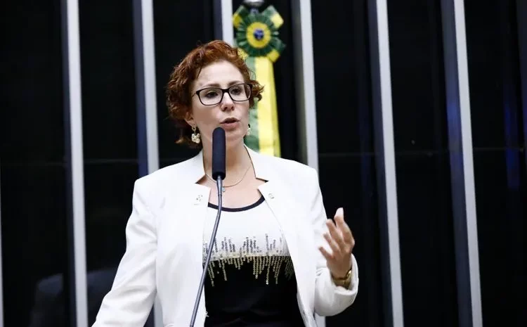  Deputado vai ao STF para pedir investigação contra Carla Zambelli por injúria