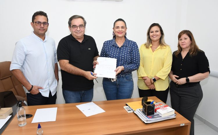  Álvaro Dias autoriza pagamento que antecipa 40% do 13° aos professores da rede municipal