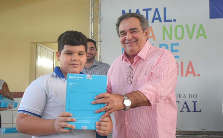  Prefeito faz entrega de 16 mil tablets para a rede municipal de ensino