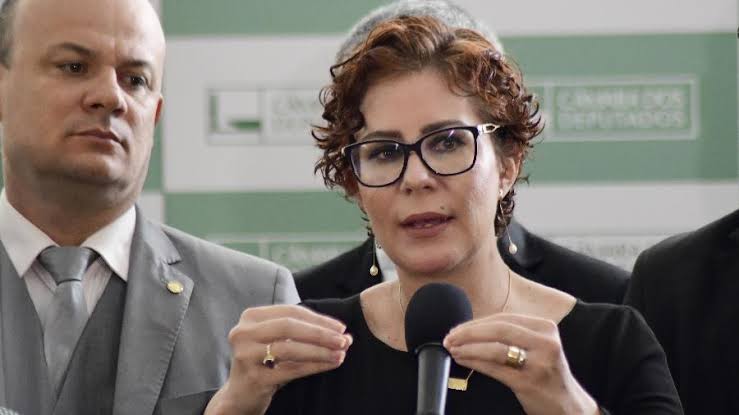  PF adia depoimento de Carla Zambelli em ação sobre suspeita de pagar hacker para invadir site da Justiça