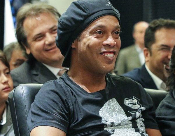  PF vai à casa de Ronaldinho Gaúcho no Rio para apreender passaporte