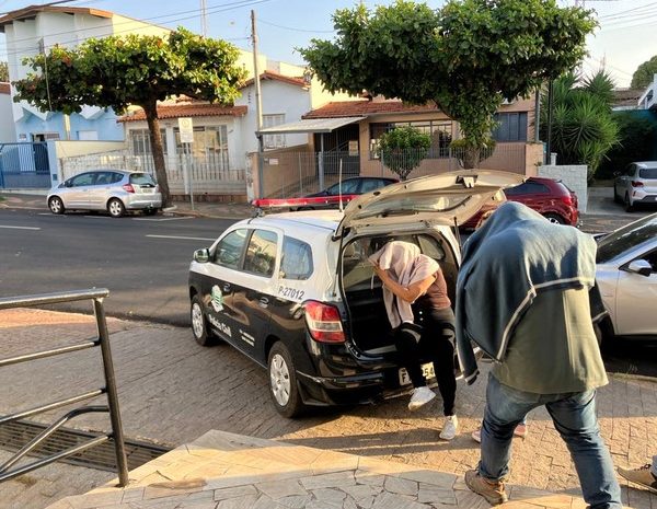  Justiça de SP concede liberdade a casal preso após fogo deixar menino com 60% do corpo queimado 