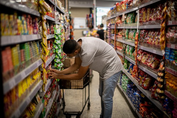  Justiça de SC concede indenização a consumidor que achou plástico dentro de bolacha recheada