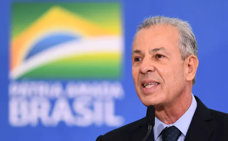  Ex-ministro de Bolsonaro tenta na Justiça receber R$ 332 mil em salários retroativos que extrapolariam o teto