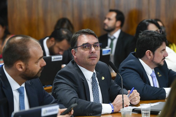  5ª Turma do STJ mantém decisão que rejeitou denúncia contra Flávio Bolsonaro por rachadinha