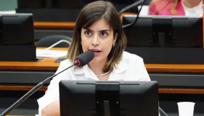  Tabata Amaral vai à Justiça contra PL que proíbe casamento homoafetivo