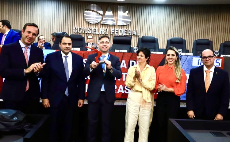  SENSÍVEL À ADVOCACIA: Ministro André Mendonça recebe da OAB a Medalha Raymundo Faoro