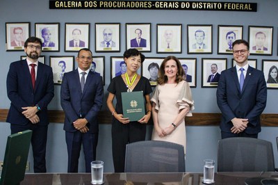  Desembargadora do TJDFT recebe medalha da Procuradoria-Geral do DF